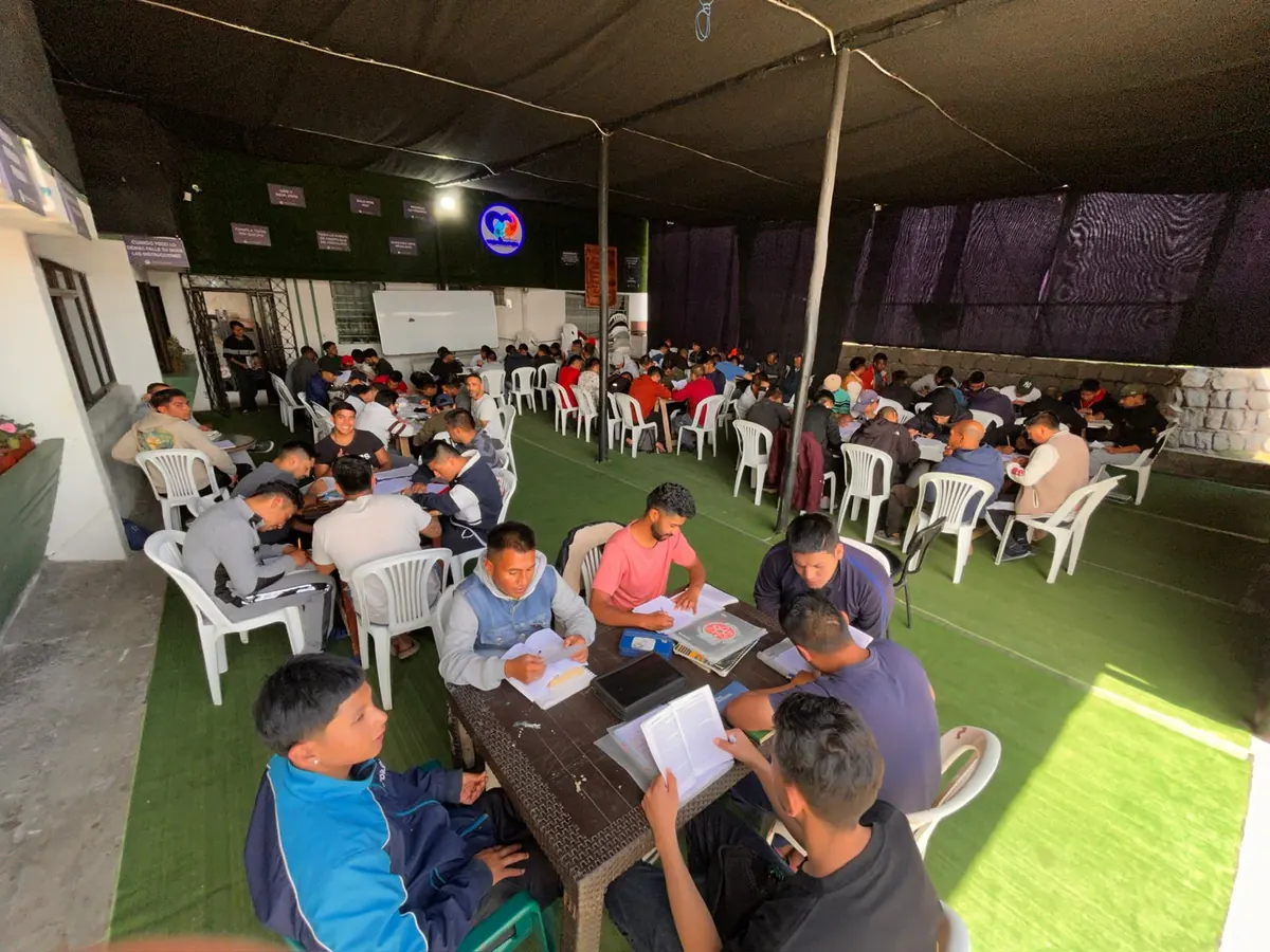 Carpa de reuniones — Talleres, clases y encuentros diarios de la comunidad.