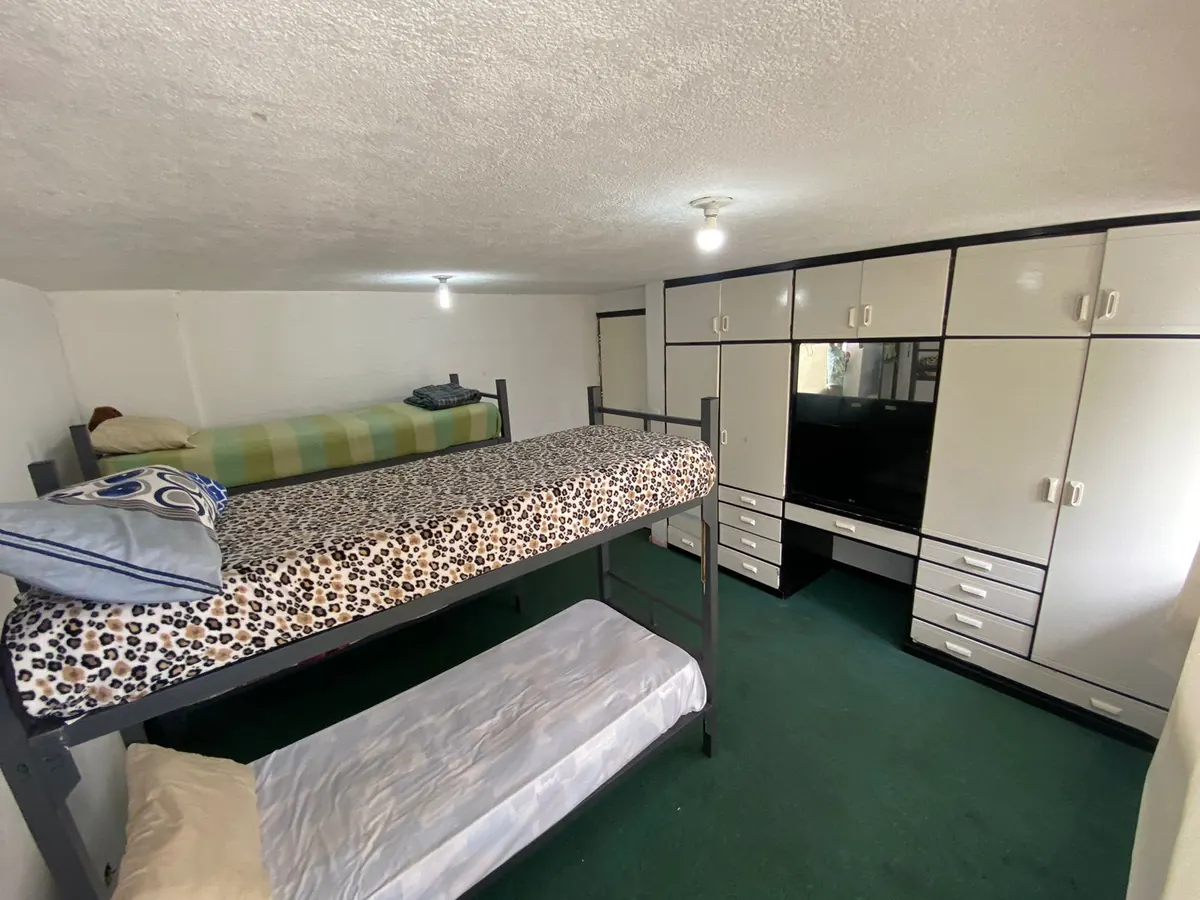 Dormitorio limpio y ordenado de la casa de acogida