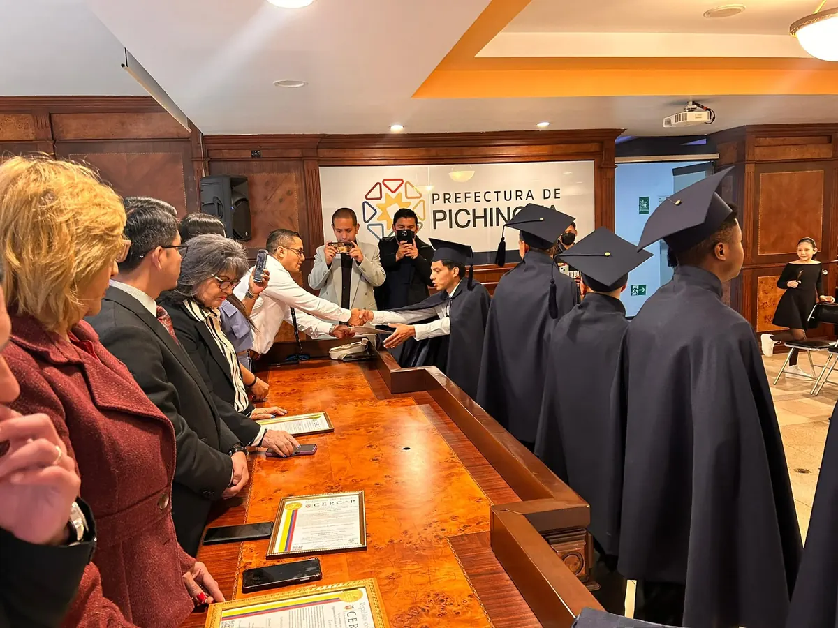 Familias acompañando a los residentes en una ceremonia de graduación