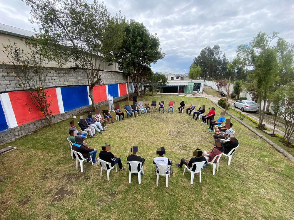 Círculo de terapia grupal en el patio de la casa