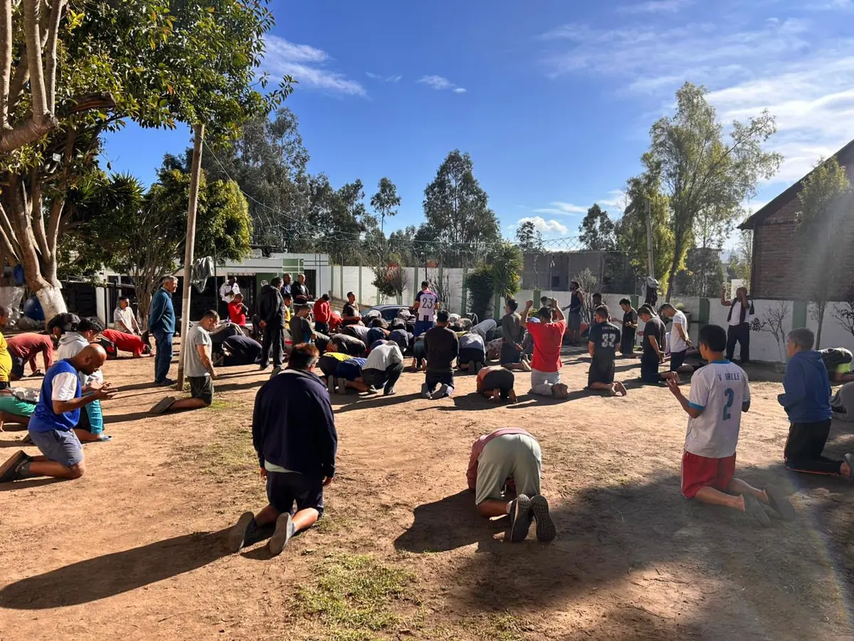 Momento de reflexión comunitaria al aire libre en la casa
